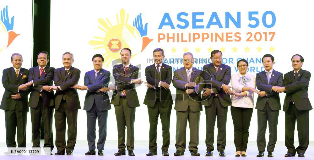 ASEAN foreign ministers seek common stance on S. China Sea