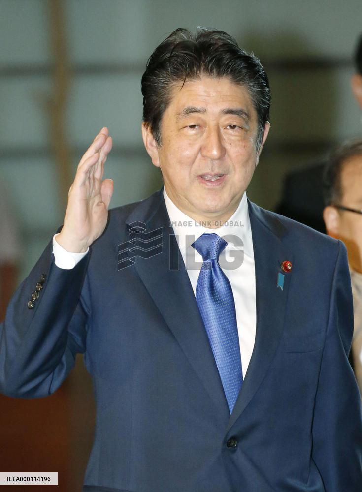 PM Abe makes ritual donation to Yasukuni Shrine on anniv. of war end