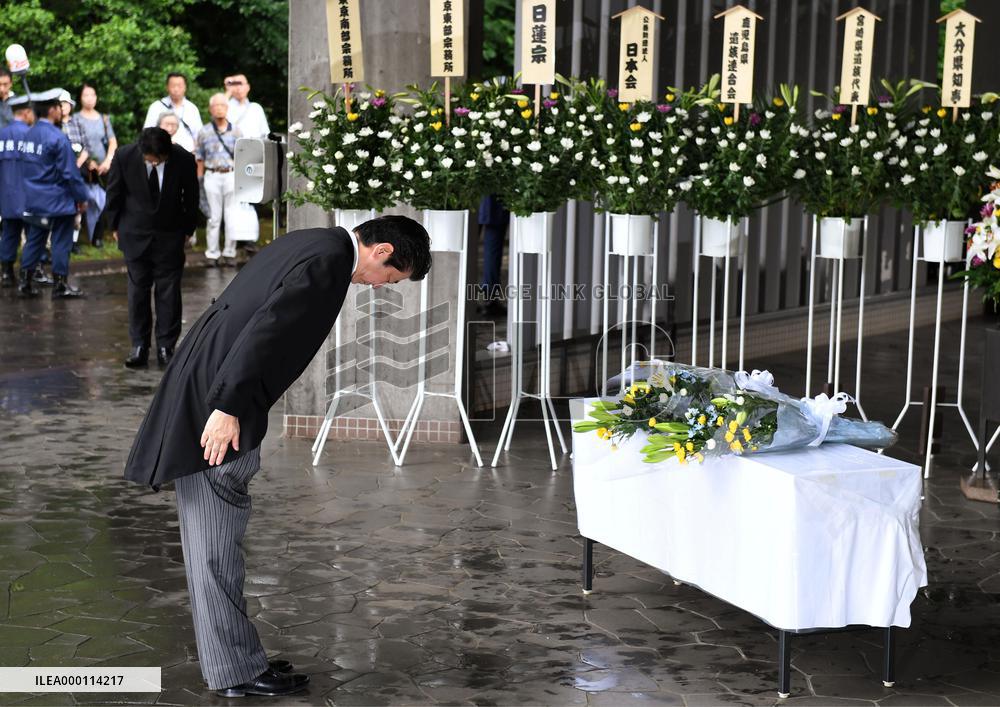 PM Abe offers flowers for war dead on WWII end anniv.