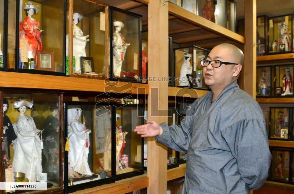 Parents sending dolls of late children's "marriage" partners to temple