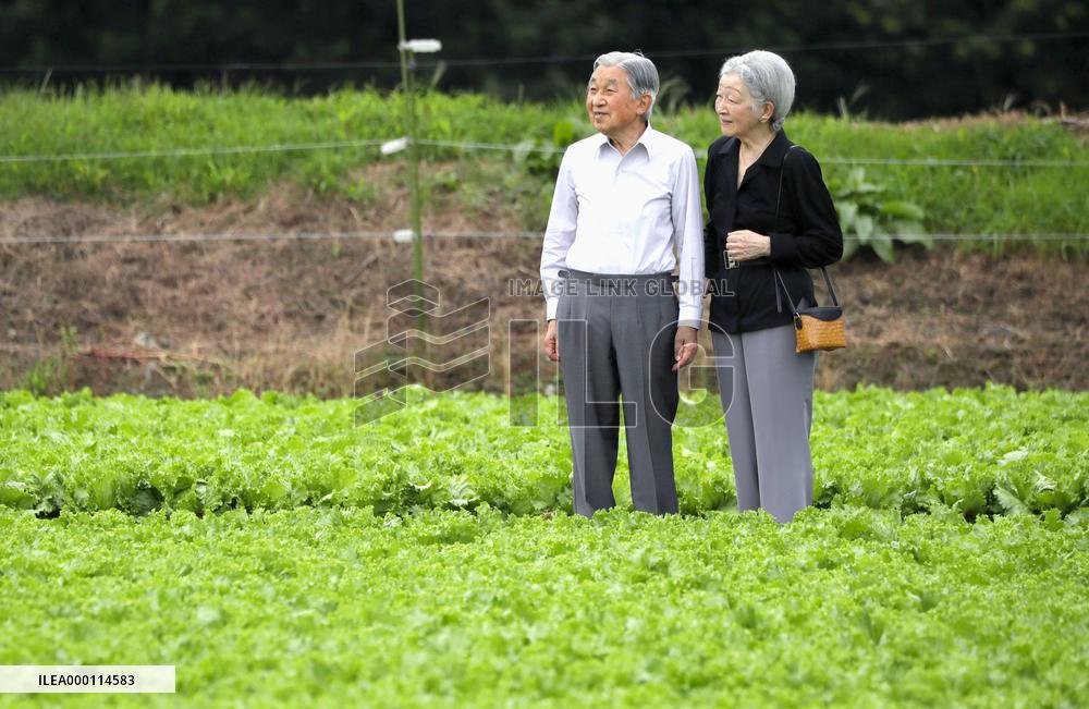 Imperial couple visits lettuce field cultivated by former Manchuria colonists