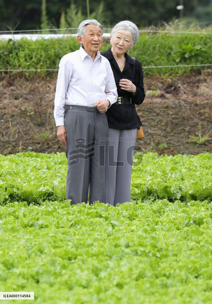 Imperial couple visits lettuce field cultivated by former Manchuria colonists