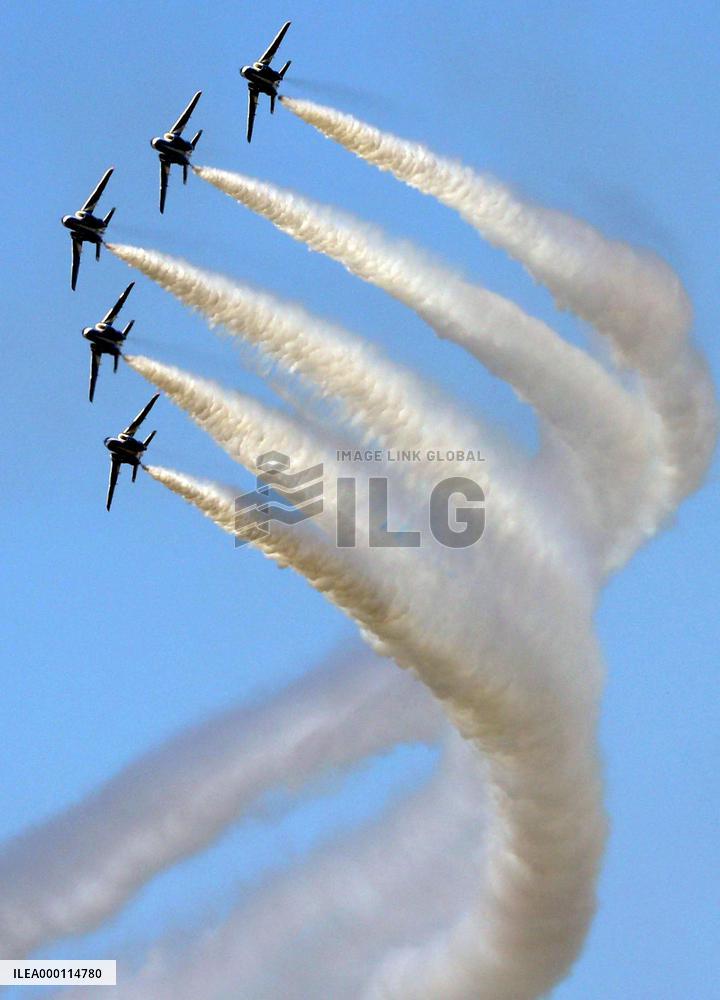 Air show held at tsunami-hit ASDF base for 1st time in 7 years