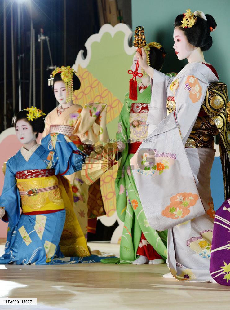 Kyoto's geiko, maiko attend photo session for Gion Odori in Nov.