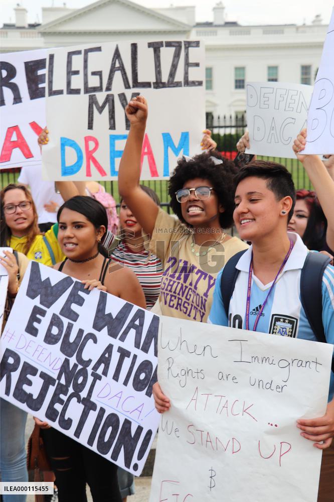 Trump to end Obama program protecting young immigrants