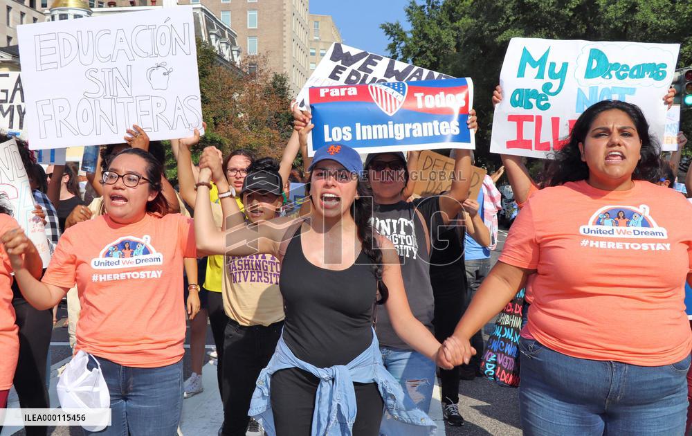 Trump to end Obama program protecting young immigrants