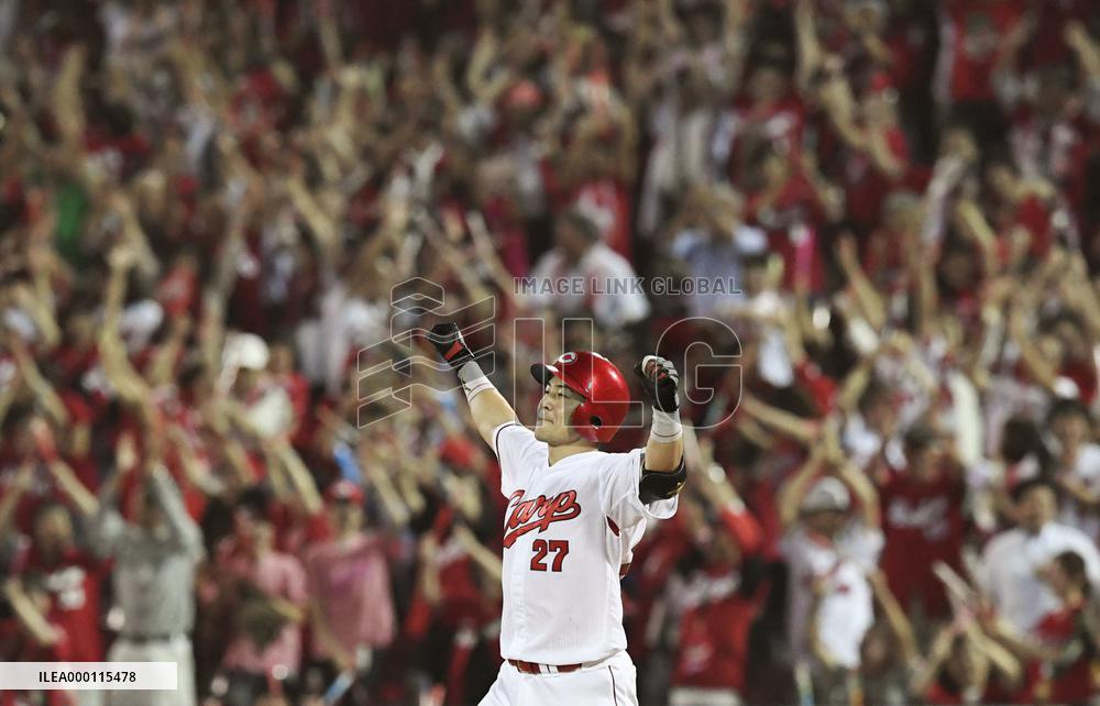 Carp's Aizawa's hits walk-off single