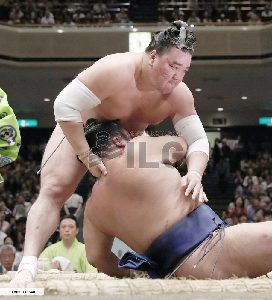 Sumo: Lone yokozuna Harumafuji starts autumn tourney with victory
