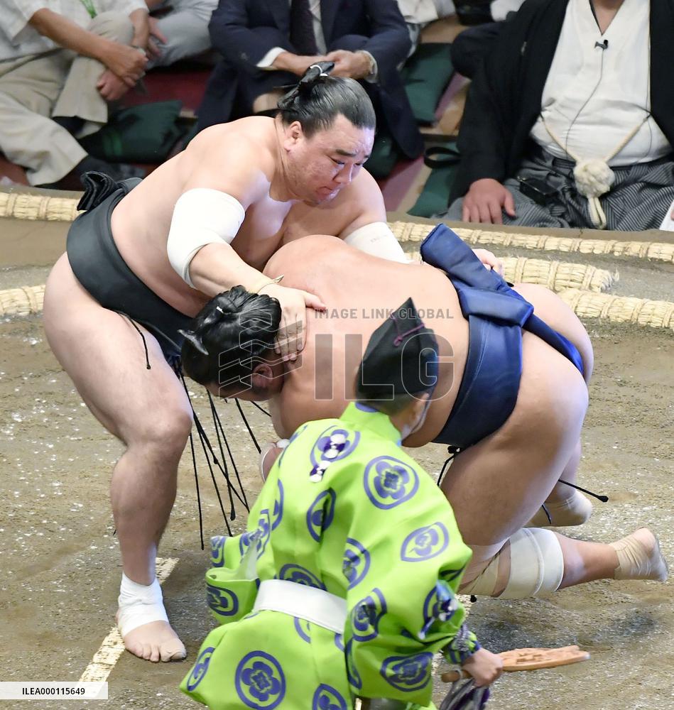 Sumo: Lone yokozuna Harumafuji starts autumn tourney with victory