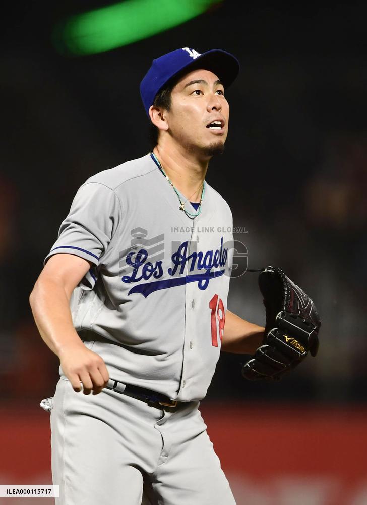 Baseball: Lengthy rain delay in Giants-Dodgers game