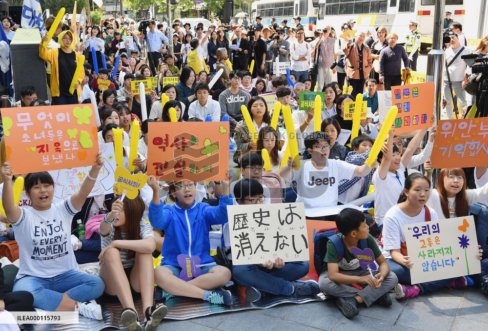 1,300th "comfort women" rally held outside Japanese Embassy in Seoul