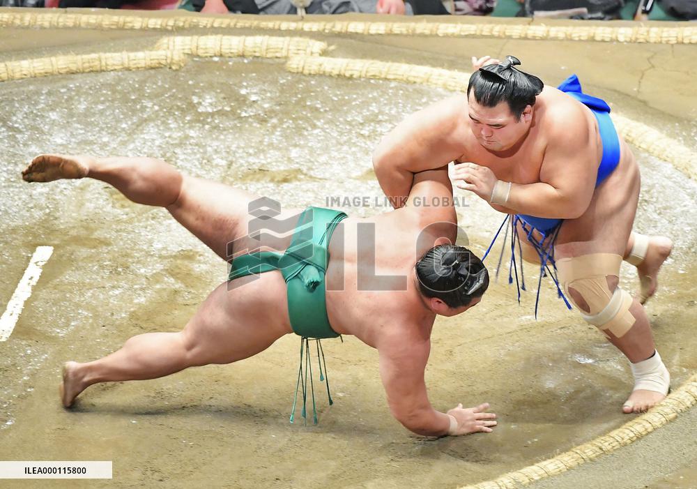 Sumo: Former ozeki Kotoshogiku surges to 4th win in Tokyo