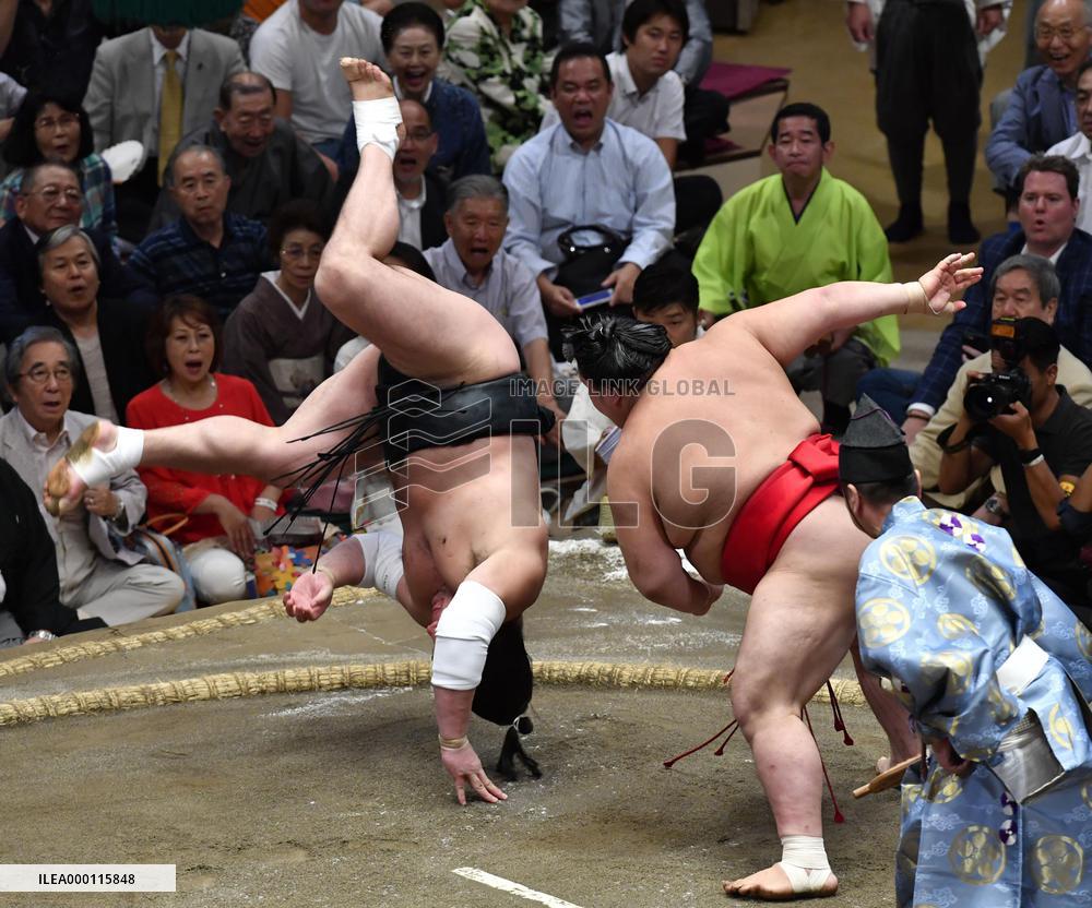 Sumo: Onosho upsets Harumafuji, remains perfect at Autumn tourney