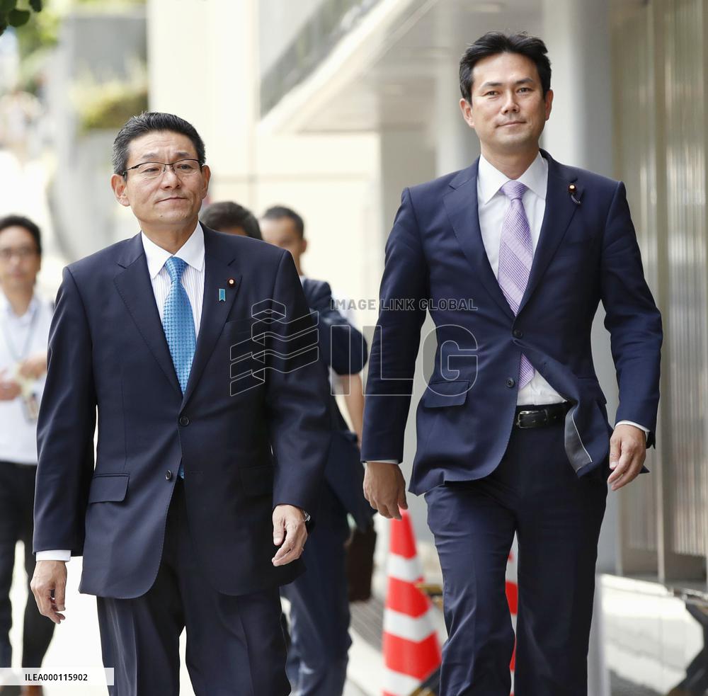 2 more lawmakers leave struggling main opposition party