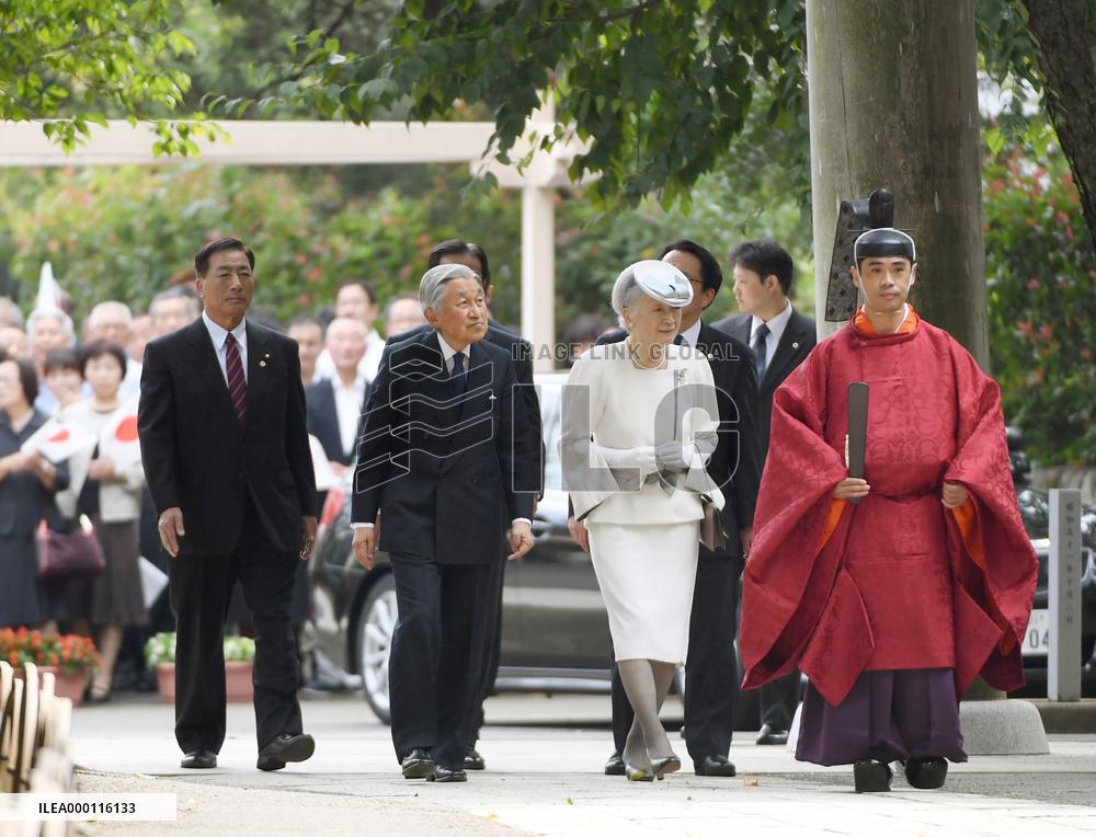 Emperor, empress visit shrine related to ancient Korean settlers