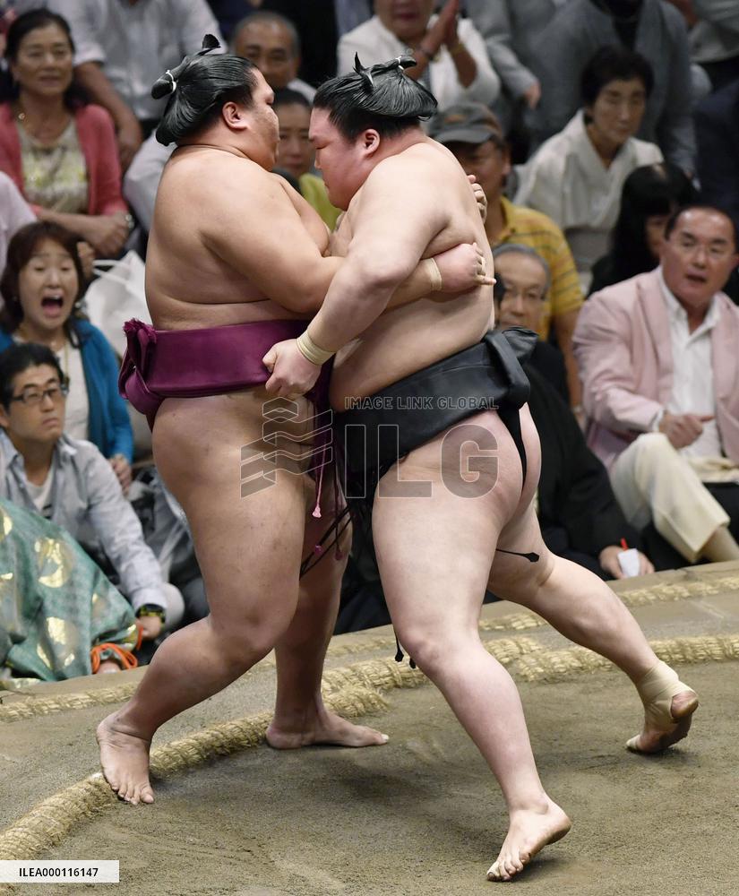 Goeido moves 2 wins clear of field at Autumn sumo