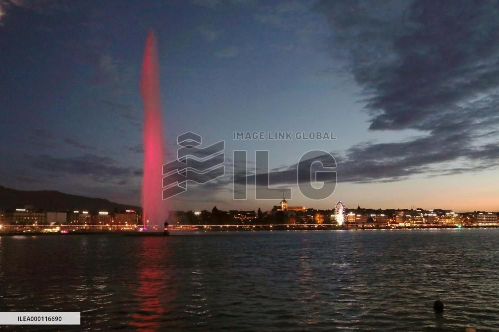 Big fountain at Lake Geneva lit up in red