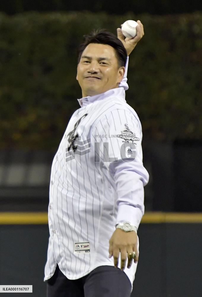 Baseball: Iguchi throws 1st pitch at White Sox game