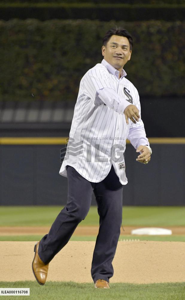 Baseball: Iguchi throws 1st pitch at White Sox game