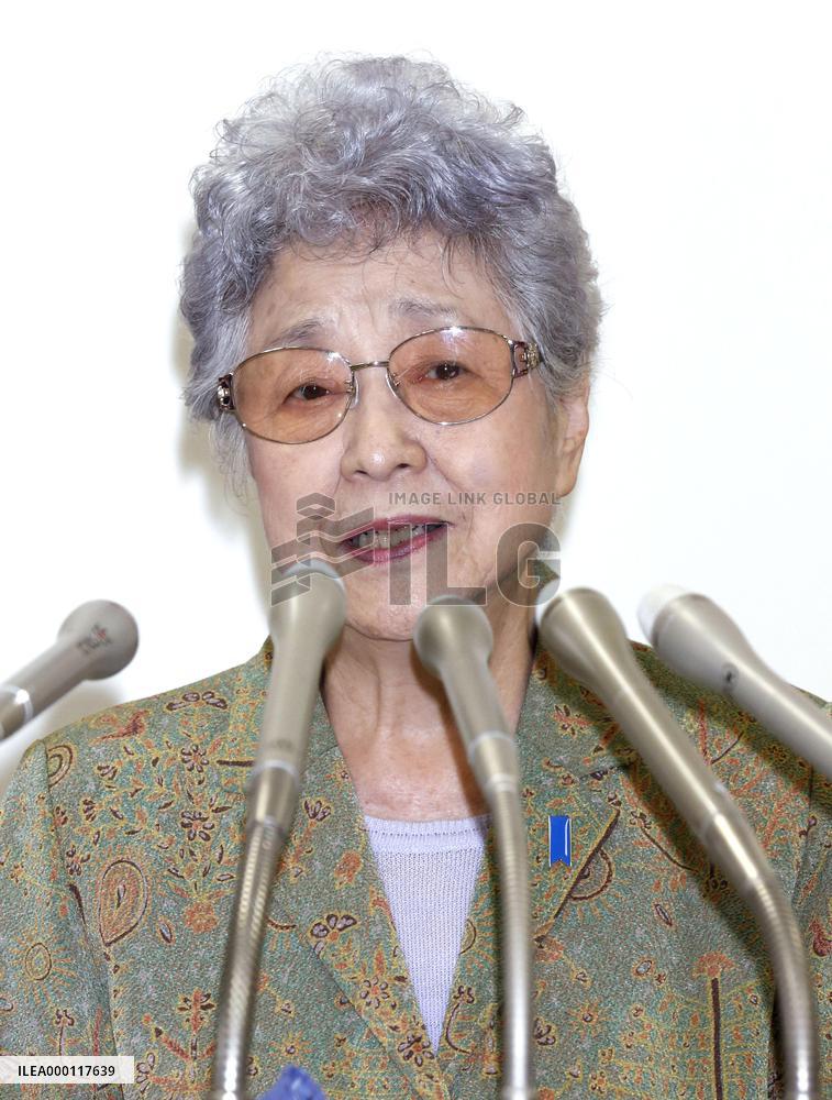 Abductee Megumi Yokota's mother meets press