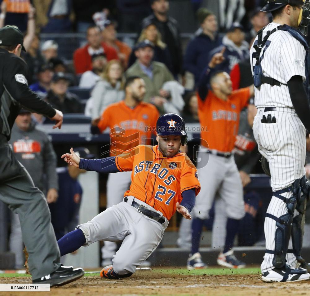 Astros' Altuve scores