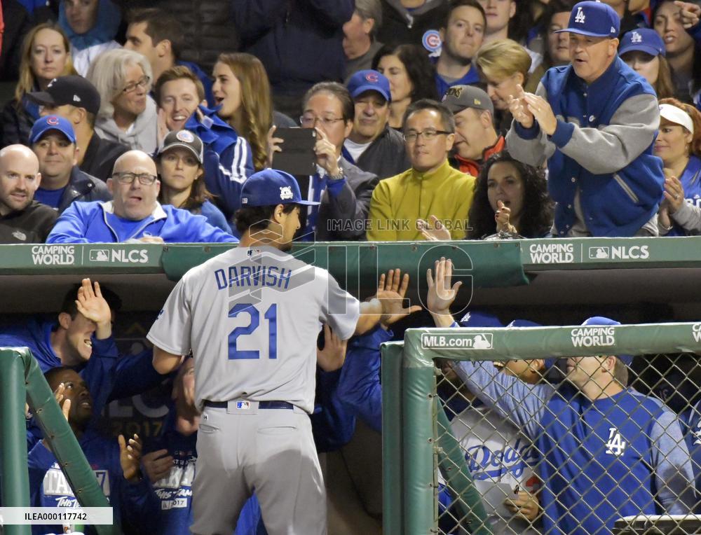 Dodgers high five Darvish