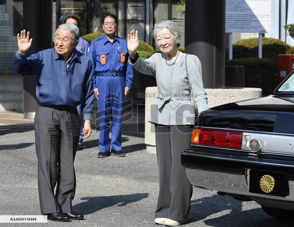 Emperor, empress visit rain disaster victims