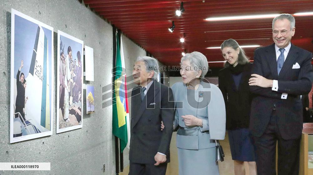 Emperor attends photo exhibition