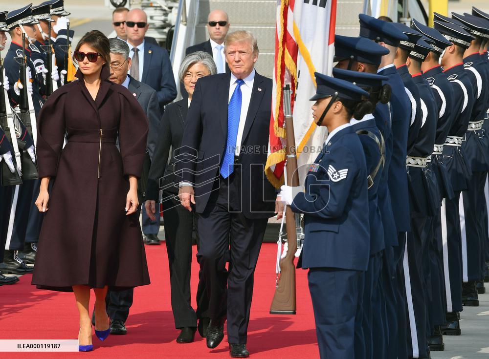 Trump arrives in S. Korea