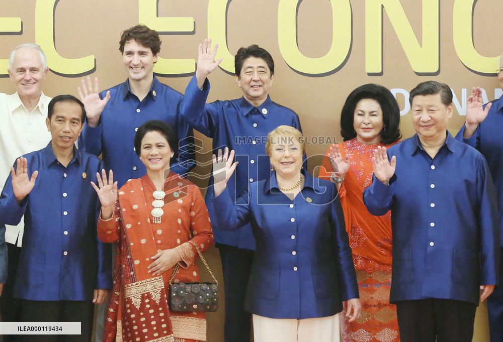 Pacific Rim leaders discuss free trade
