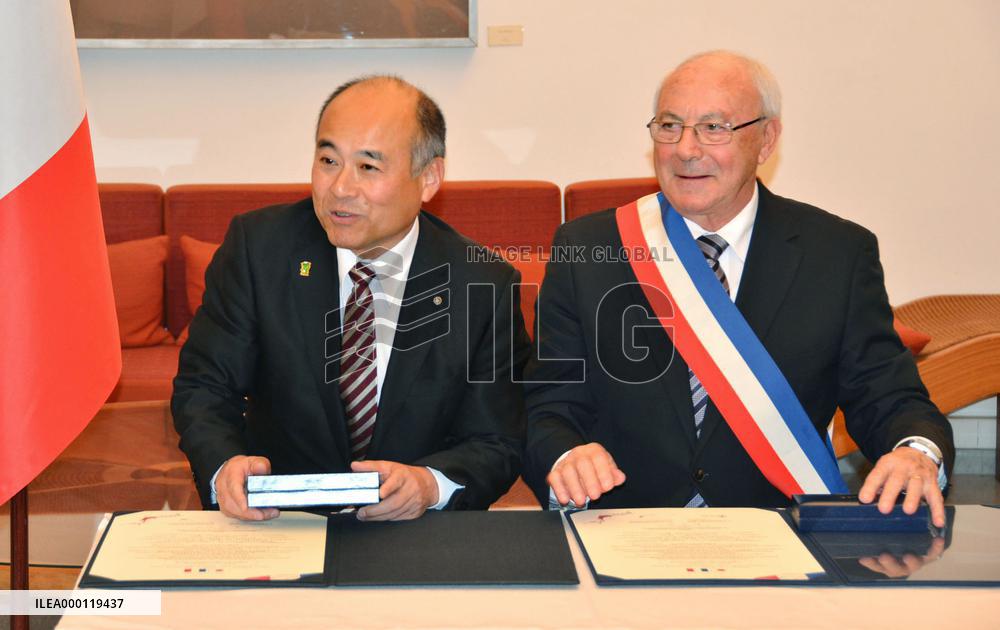 Japanese, French villages of "love" strike accord