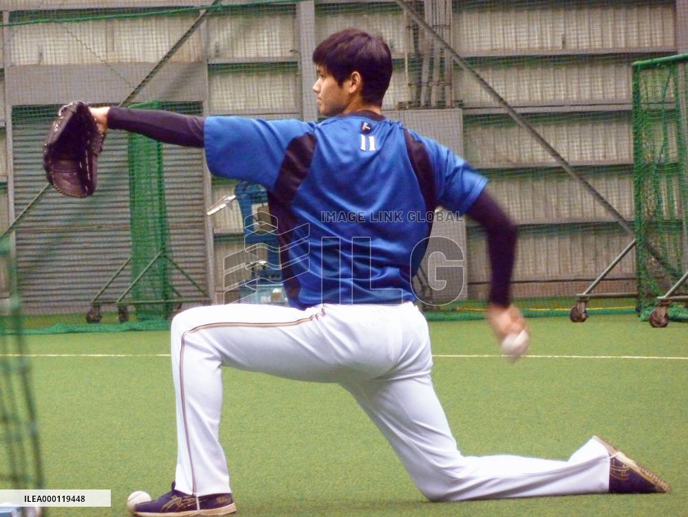 Baseball: Otani trains after announcing plan to move to majors