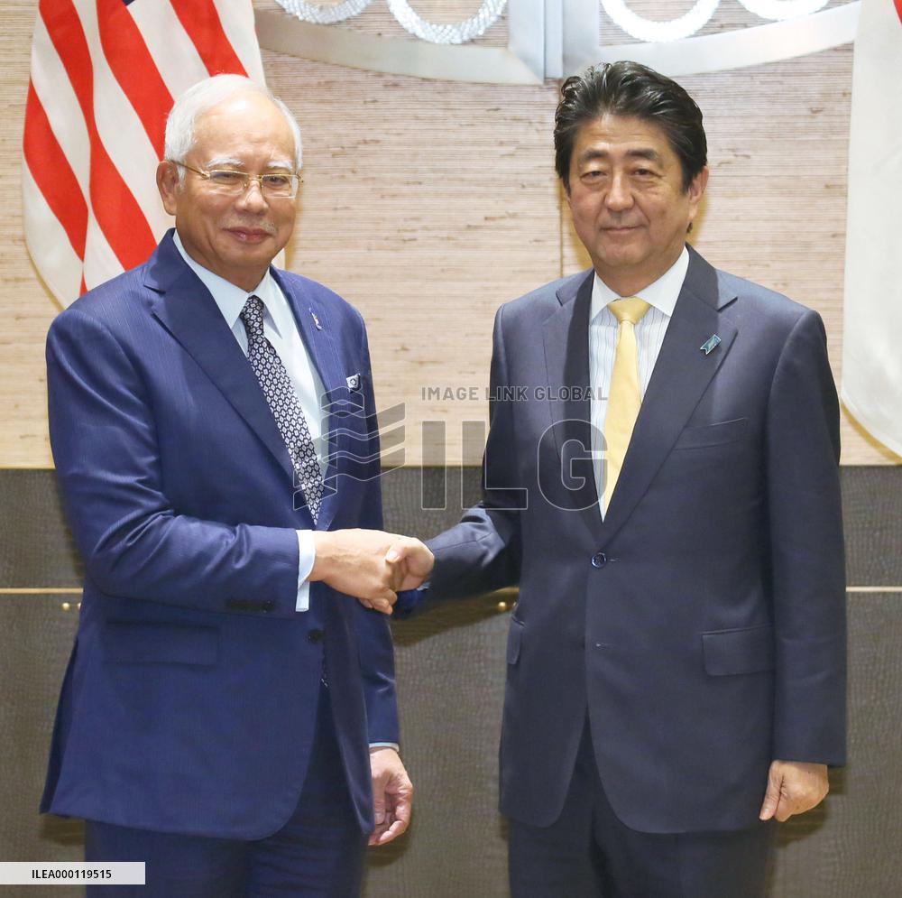 Japanese PM meets Malaysian counterpart in Manila