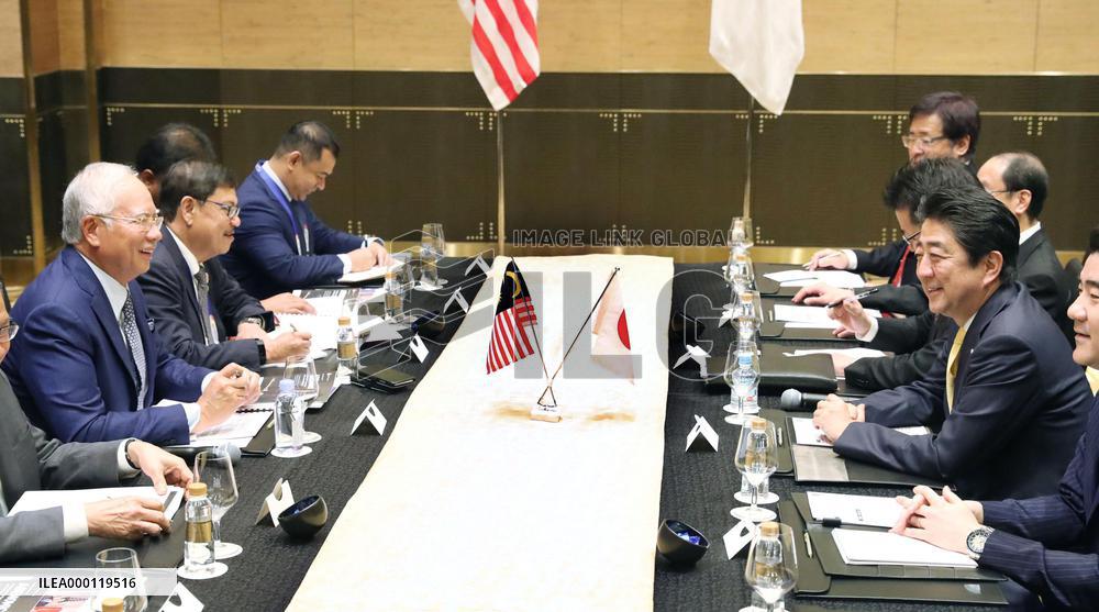 Japanese PM meets Malaysian counterpart in Manila