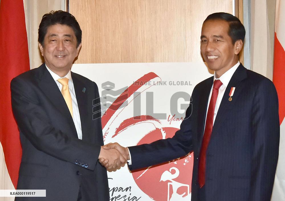 Japanese PM meets Indonesian President in Manila
