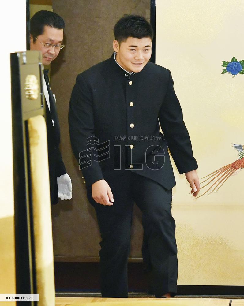 High school slugger Kiyomiya agrees to join Fighters