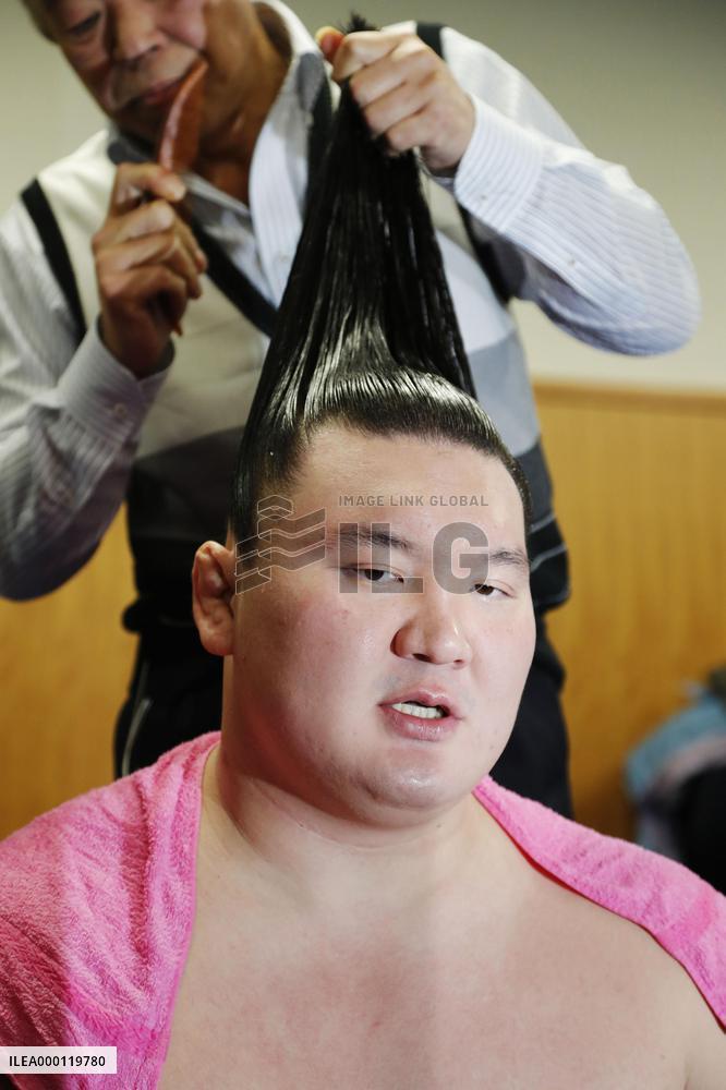 Sumo: Hakuho meets press after 5th straight win in Kyushu