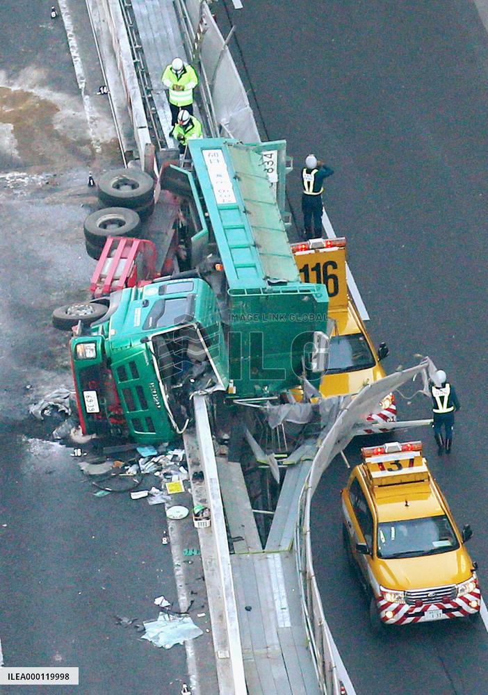 Truck crash on Metropolitan Expressway in Tokyo