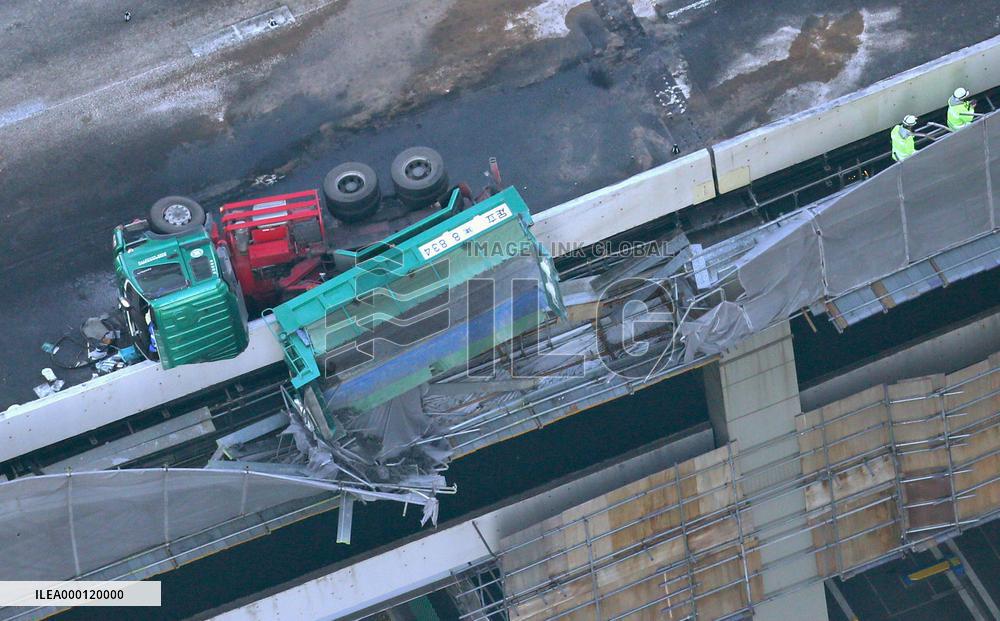 Truck crash on Metropolitan Expressway in Tokyo