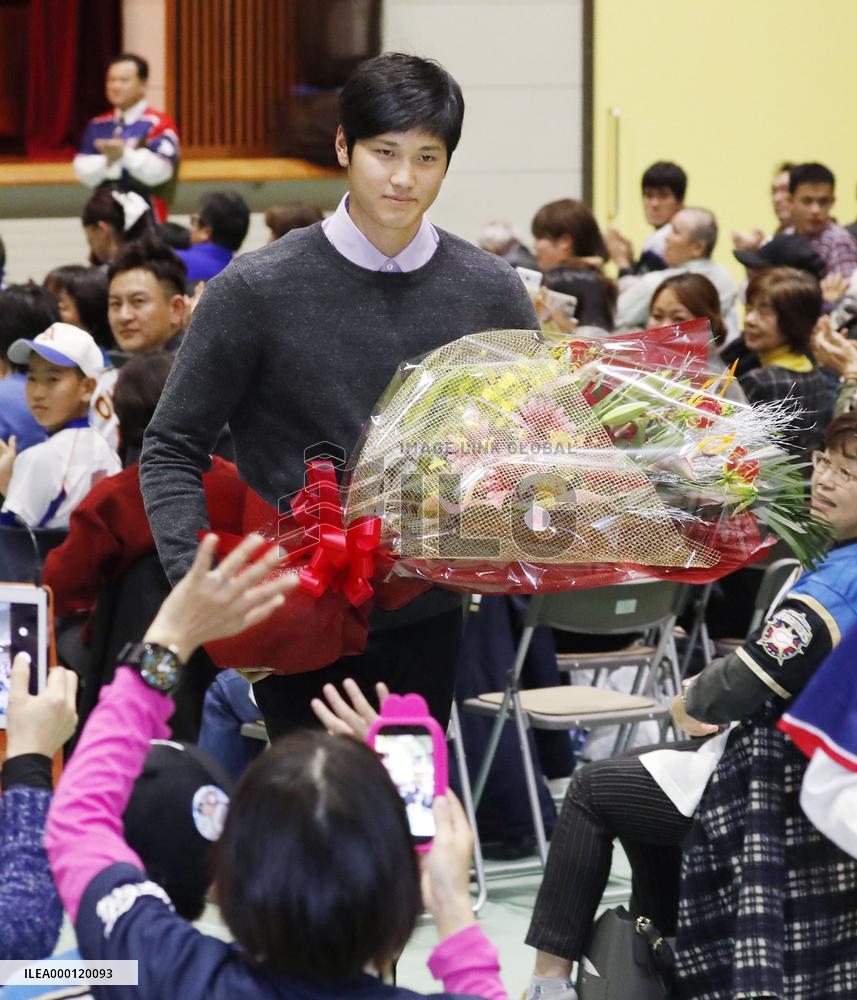 Baseball: Otani attends event in Hokkaido