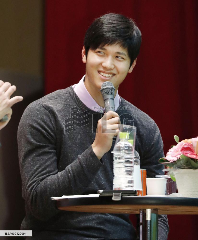 Baseball: Otani attends event in Hokkaido