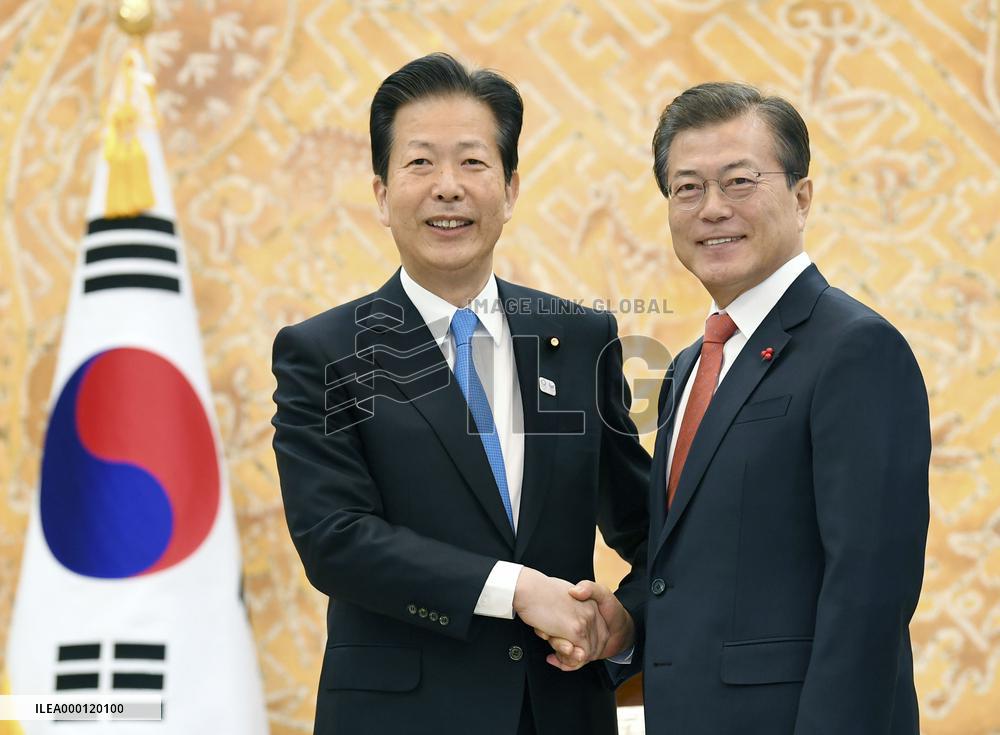 Moon, Abe's coalition partner meet in Seoul