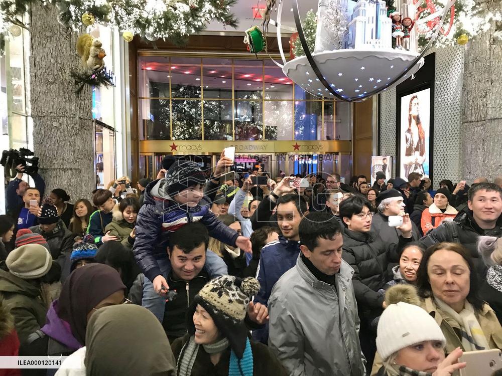 Christmas shopping season in U.S.