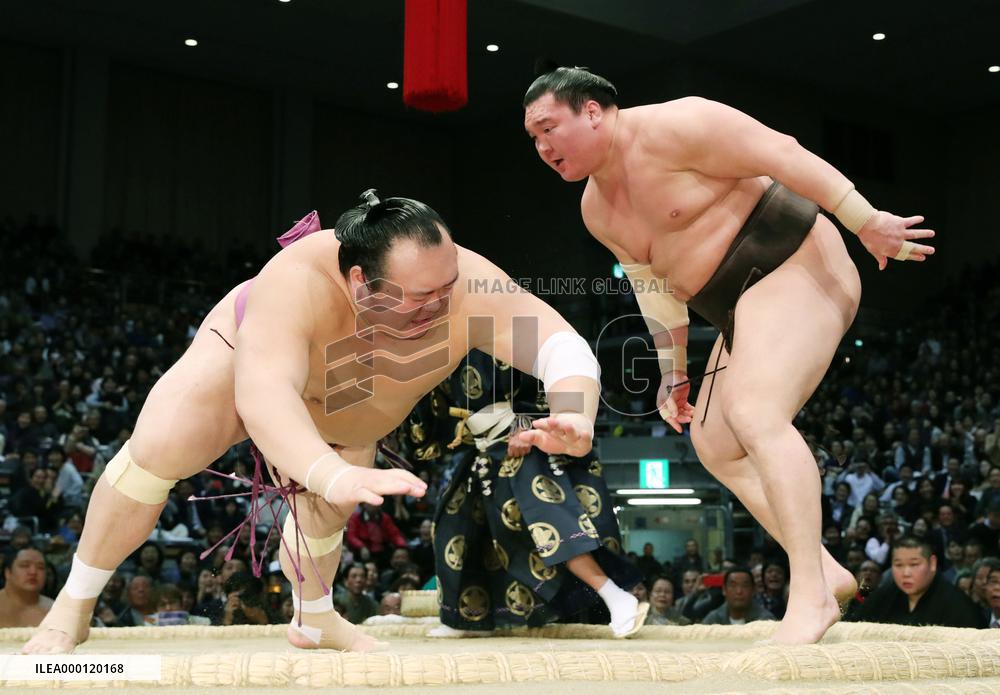 Sumo: Hakuho retains lead in Fukuoka
