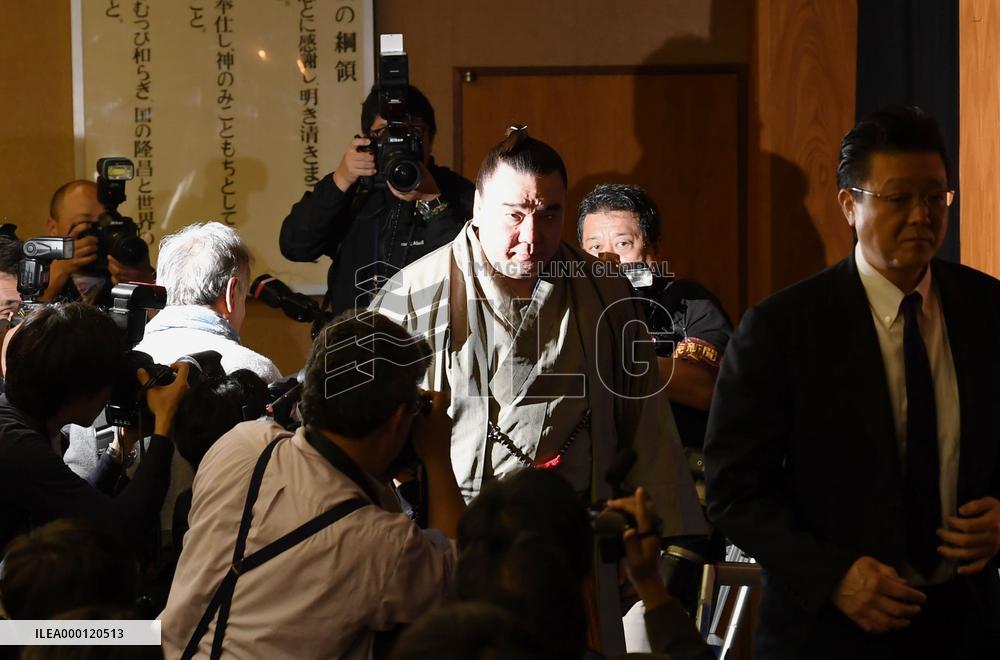 Sumo: Grand champion Harumafuji retires