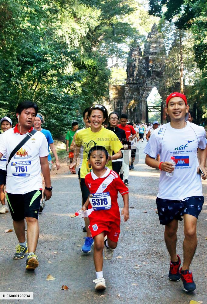 Charity half marathon held in Cambodia's Angkor Wat