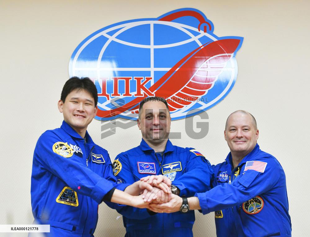 Astronauts meet press ahead of Soyuz rocket launch