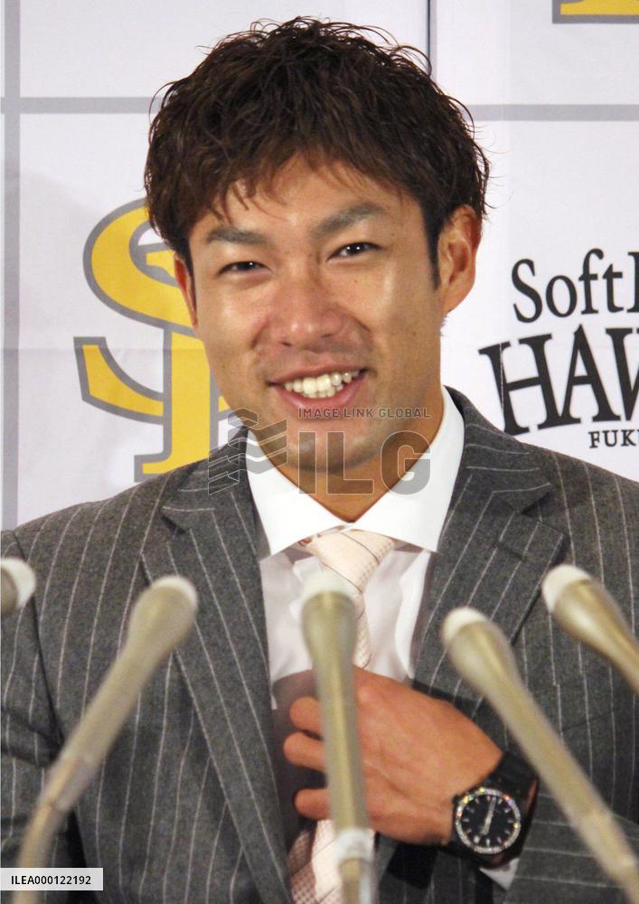 Hawks re-sign center fielder Yanagita