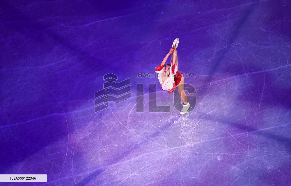 Satoko Miyahara skates in exhibition