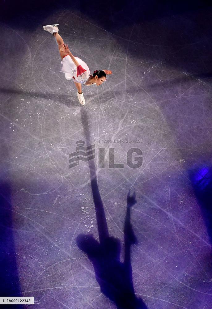 Satoko Miyahara skates in exhibition